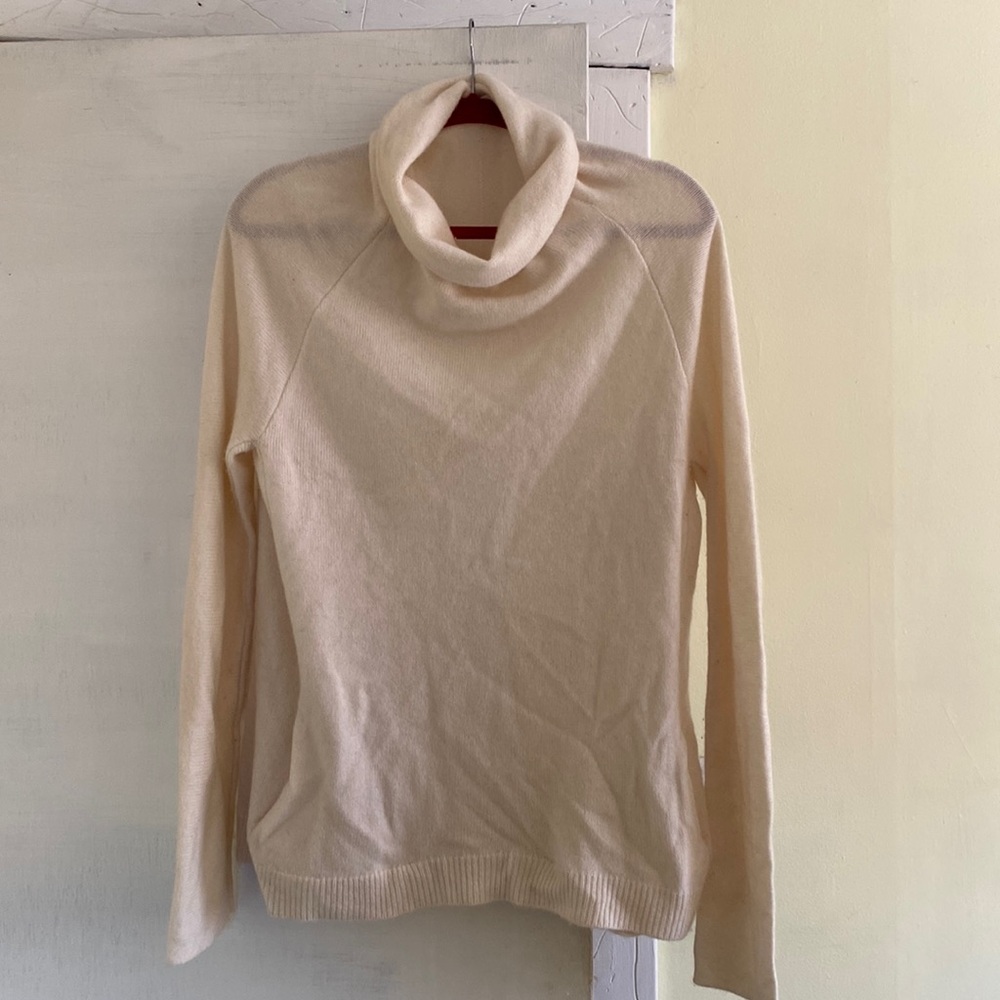 Theory Cashmere ButterSoft Winter White Turtleneck Sweater With Pockets